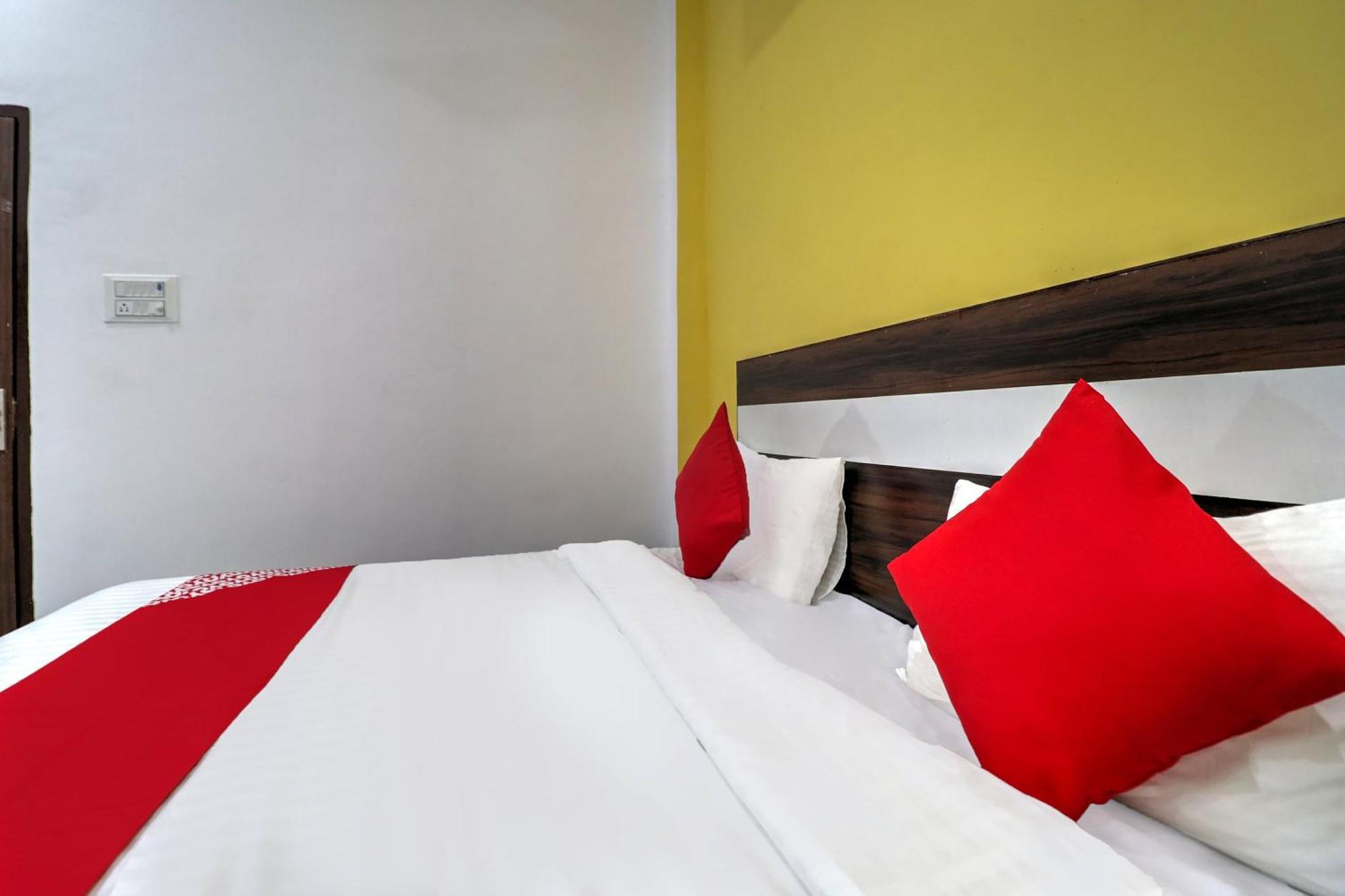 Hotel O 71370 White House Garhi Harsaru Bagian luar foto