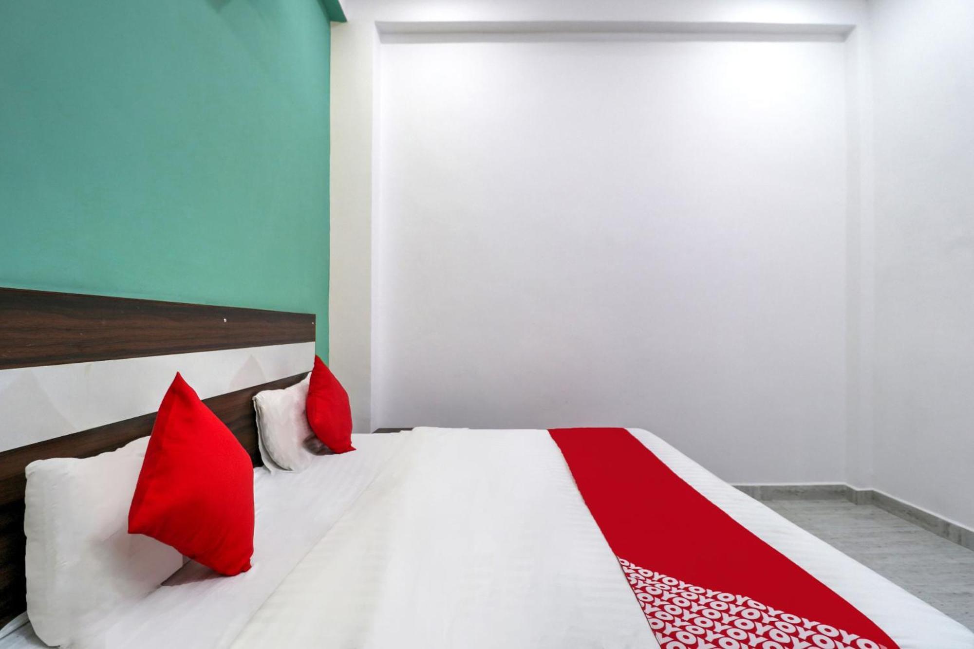 Hotel O 71370 White House Garhi Harsaru Bagian luar foto