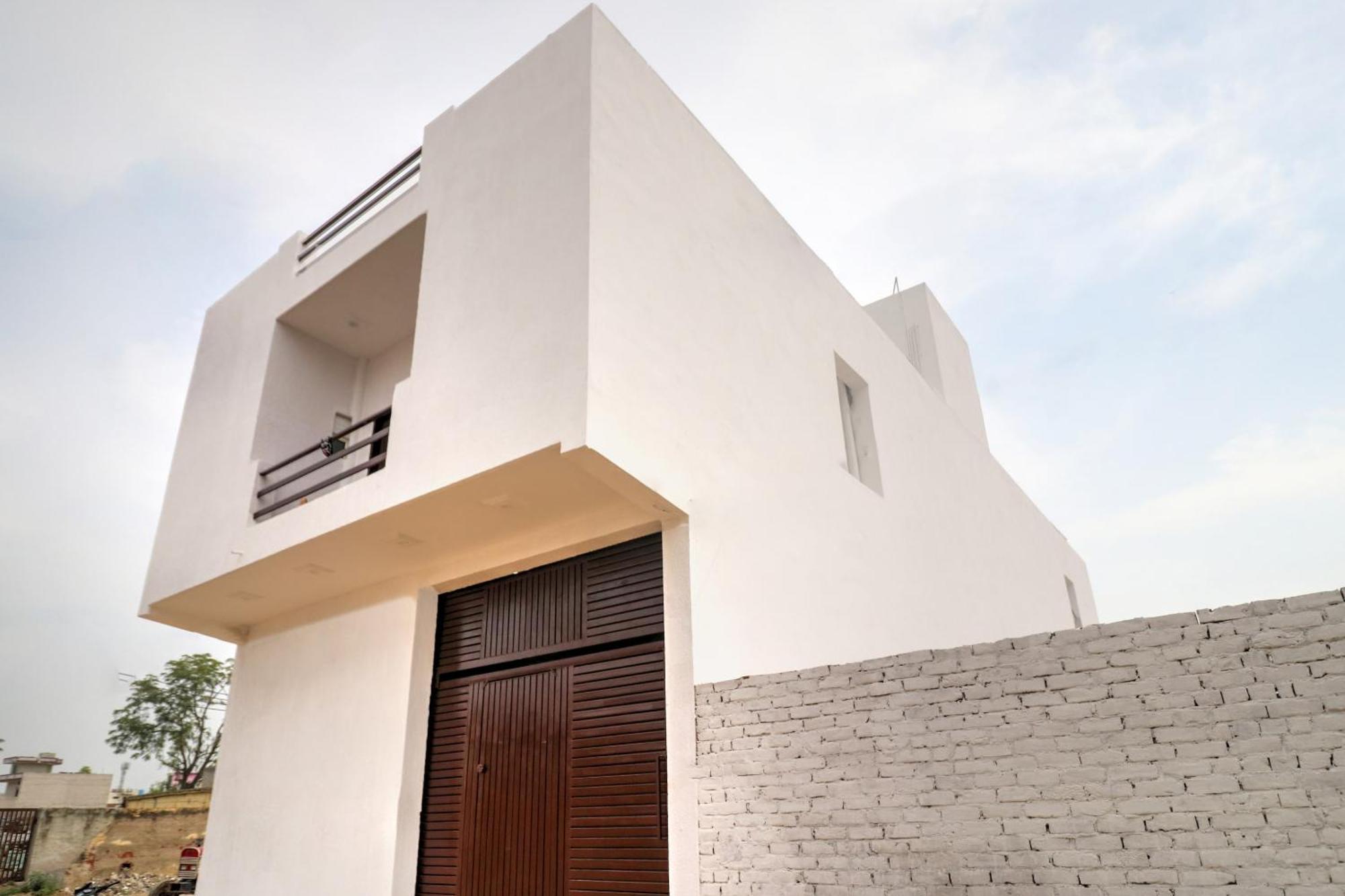 Hotel O 71370 White House Garhi Harsaru Bagian luar foto