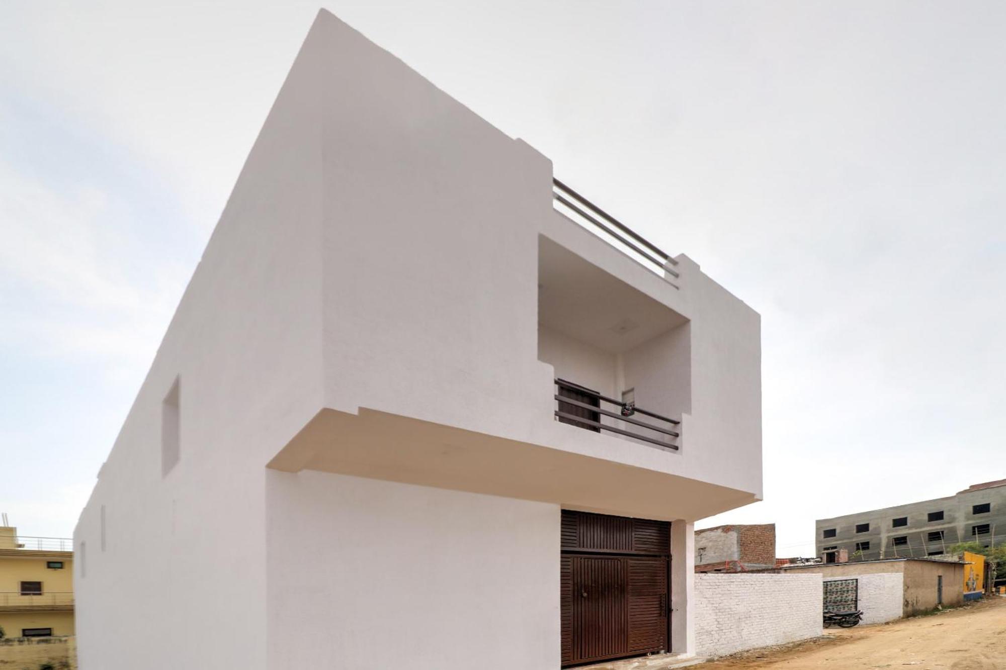 Hotel O 71370 White House Garhi Harsaru Bagian luar foto