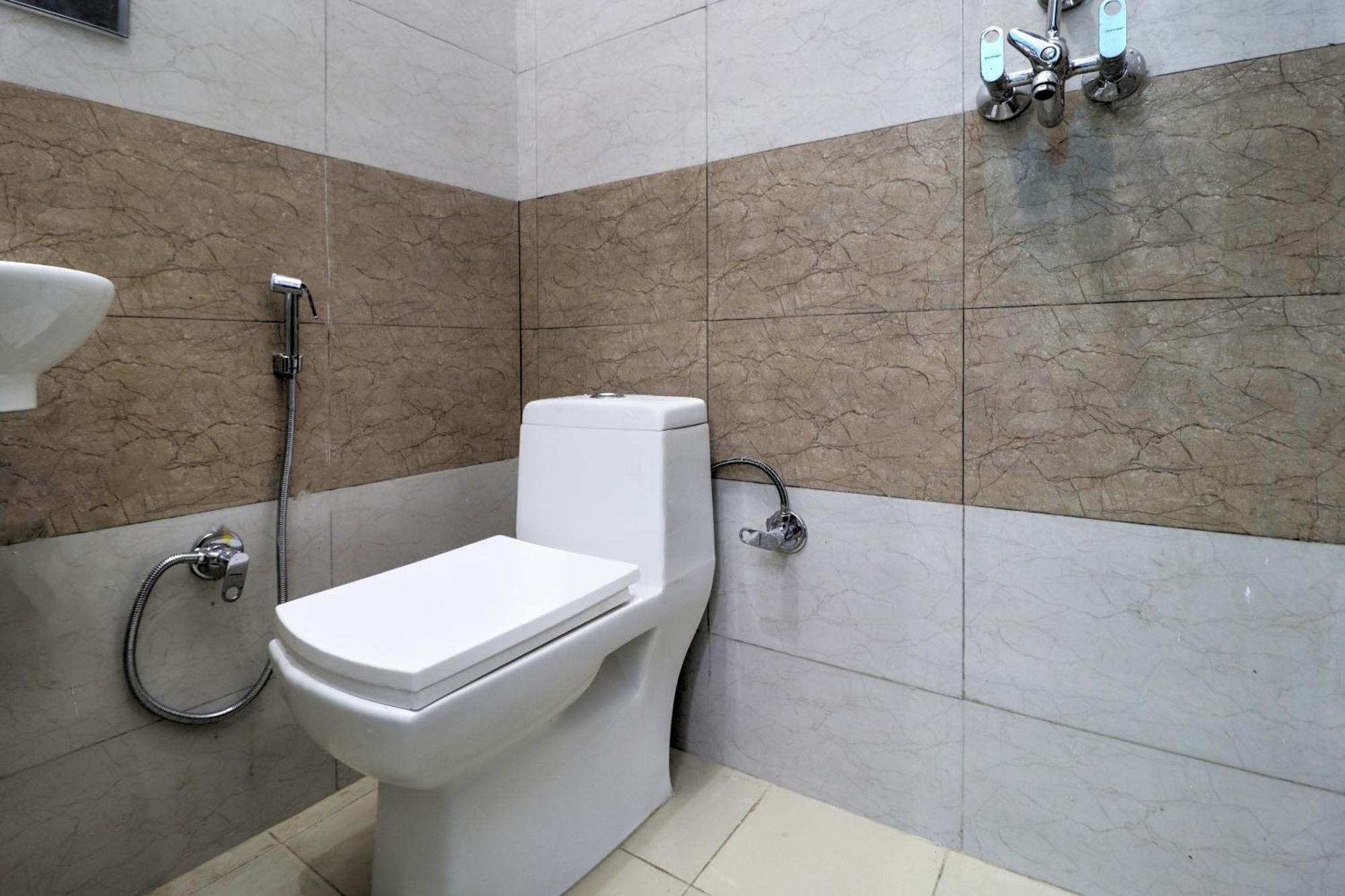 Hotel O 71370 White House Garhi Harsaru Bagian luar foto