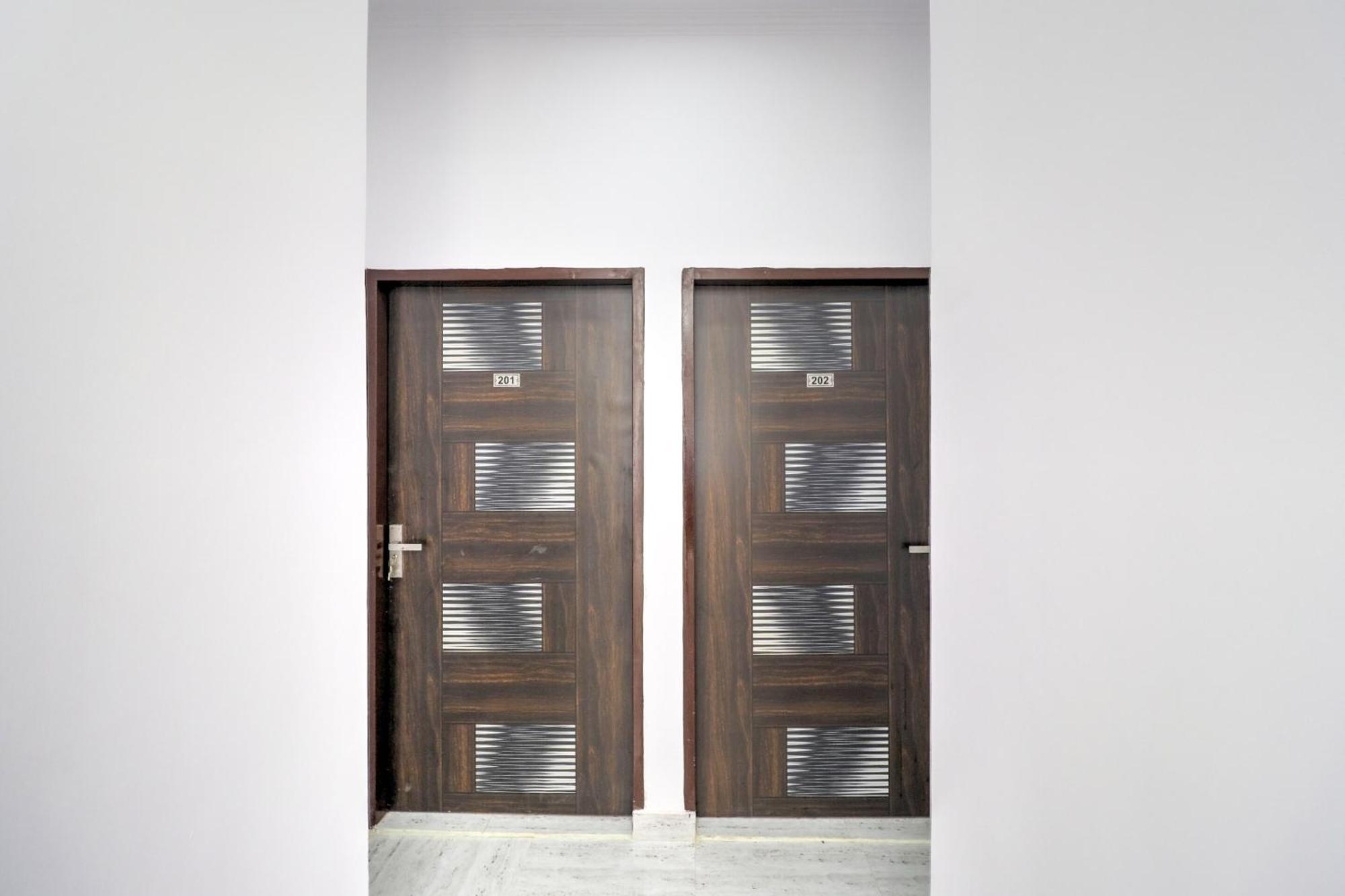 Hotel O 71370 White House Garhi Harsaru Bagian luar foto
