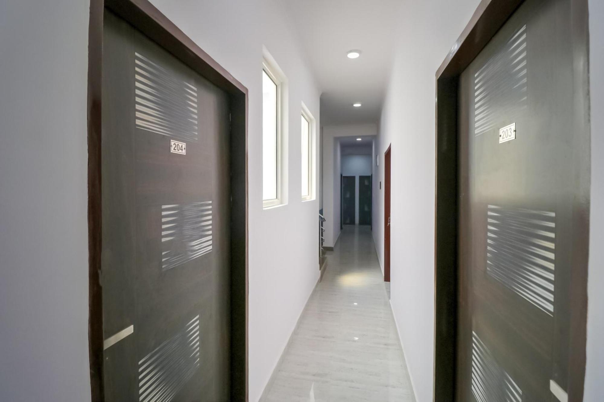 Hotel O 71370 White House Garhi Harsaru Bagian luar foto