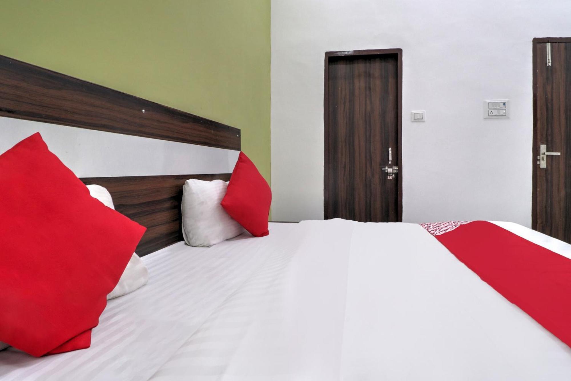 Hotel O 71370 White House Garhi Harsaru Bagian luar foto