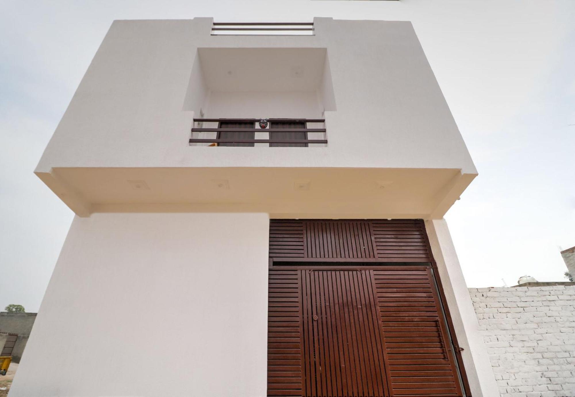 Hotel O 71370 White House Garhi Harsaru Bagian luar foto